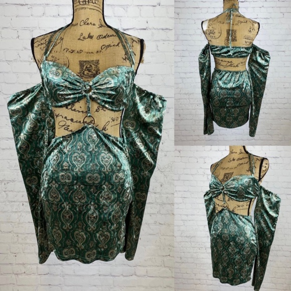Fashion Nova Hunter Green/Gold Velvet Open Middle Attached Sleeve Dress